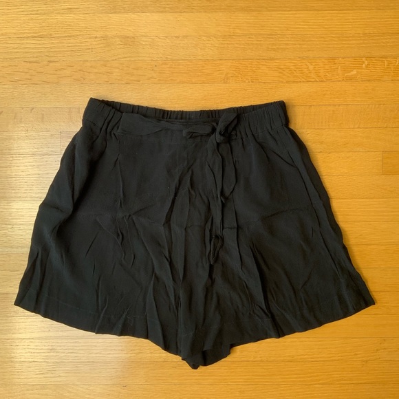 DYNAMITE Sally Flowy Belted Short - black - Style No. 0605870 - Picture 11 of 11